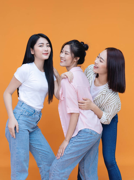 Bild von jungen drei asiatischen Mädchen auf dem Hintergrund - Foto, Bild