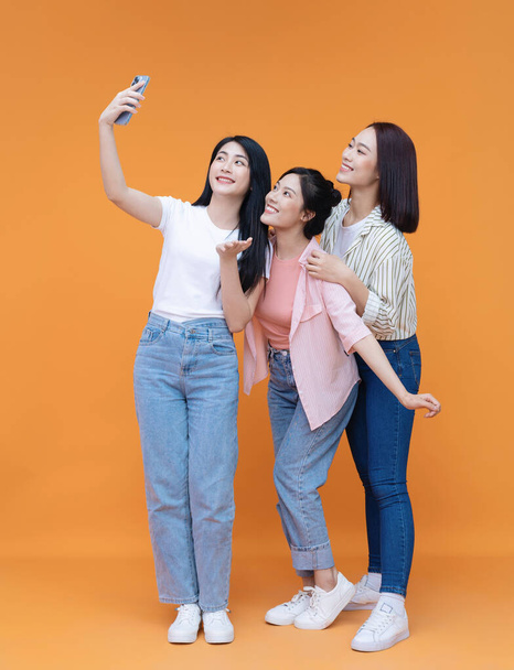 Imagen de la joven tres chica asiática en el fondo - Foto, Imagen