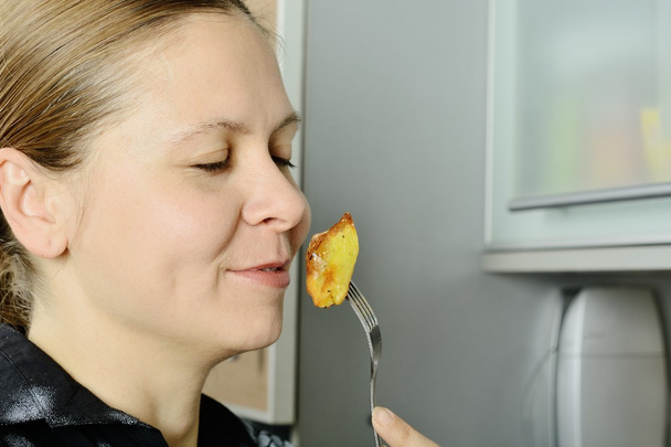 nainen haistamassa ruokaa
 - Valokuva, kuva