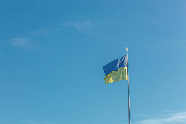 Bandera de Ucrania contra el cielo azul de cerca - Foto, imagen