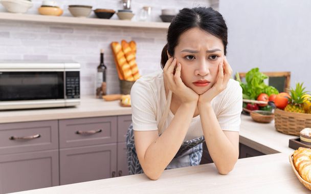 jong aziatisch vrouw gevoel moe van huishoudelijk werk - Foto, afbeelding