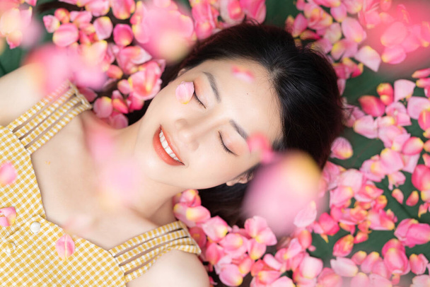 Szépség kép fiatal ázsiai nő, nyári koncepció - Fotó, kép