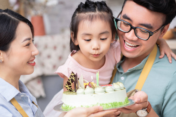 Fiatal ázsiai család, születésnapi party - Fotó, kép