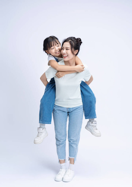 Imagen de madre e hija asiática en el fondo - Foto, imagen