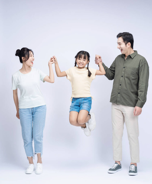 Kuva aasialaisesta perheestä taustalla - Valokuva, kuva