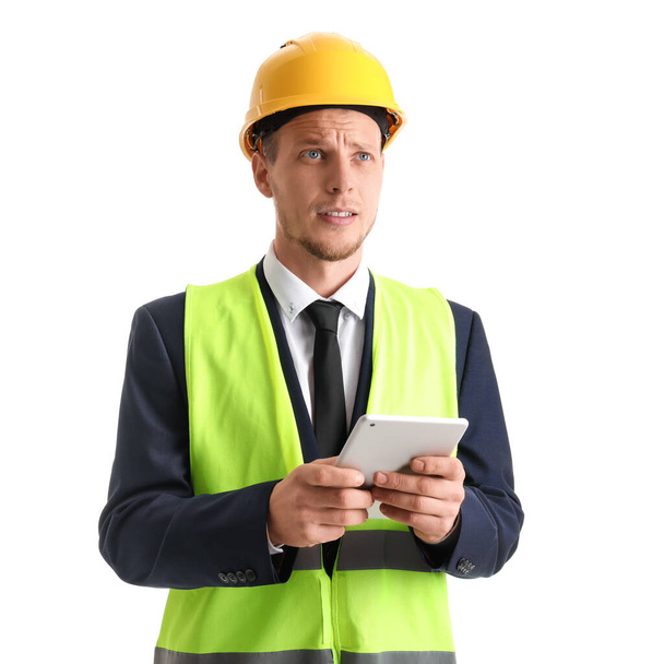 Muž inženýr s počítačem tablet na bílém pozadí - Fotografie, Obrázek