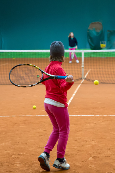 дівчата в тренувальному тенісі
 - Фото, зображення