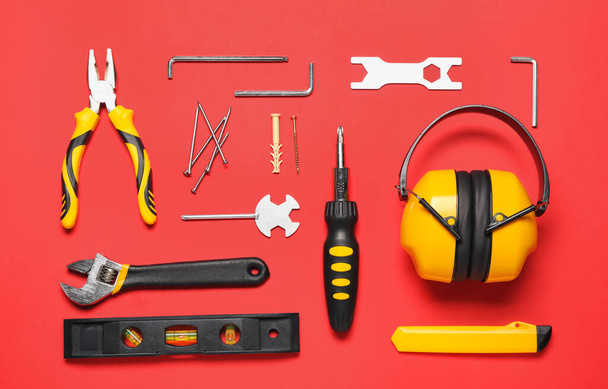 Различные строительные инструменты на красном фоне - Фото, изображение
