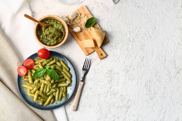 Plaat met pesto pasta op grunge achtergrond - Foto, afbeelding