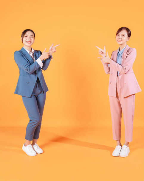 Foto di due giovani imprenditrice asiatica sullo sfondo - Foto, immagini