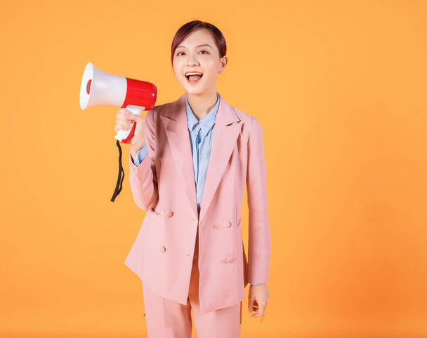 Foto della giovane imprenditrice asiatica che tiene il megafono sullo sfondo - Foto, immagini
