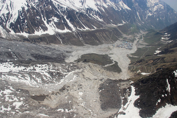 Luchtfoto van de regio Kedarnath na een ramp in 2013. In juni 2013 veroorzaakte een meerdaagse wolkbreuk rond de Noord-Indiase deelstaat Uttarakhand verwoestende overstromingen en aardverschuivingen.. - Foto, afbeelding