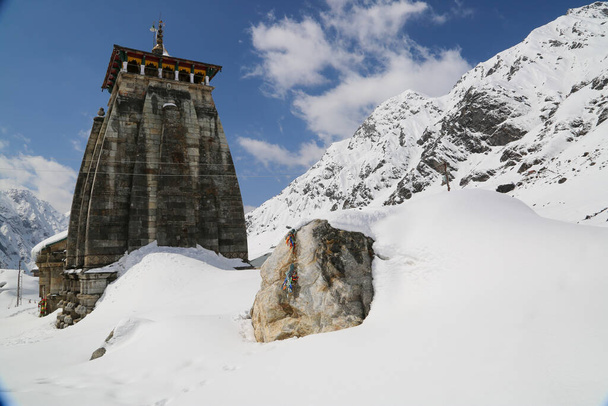 Temple Kedarnath, sanctuaire couvert de neige. Le temple Kedarnath est un temple hindou dédié à Shiva. Situé sur la chaîne de Garhwal Himalaya près de la rivière Mandakini. - Photo, image