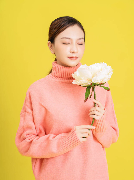 Foto de chica asiática joven con flor - Foto, Imagen