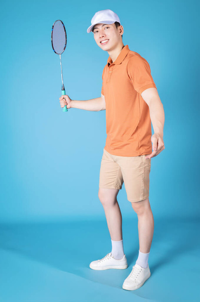 Imagem de um jovem asiático segurando raquete de badminton - Foto, Imagem