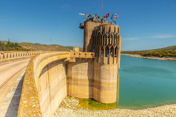 Το φράγμα Sidi Salem, ένα εντυπωσιακό σύστημα διαχείρισης υδάτων στη Beja της Τυνησίας. Βόρεια Αφρική - Φωτογραφία, εικόνα