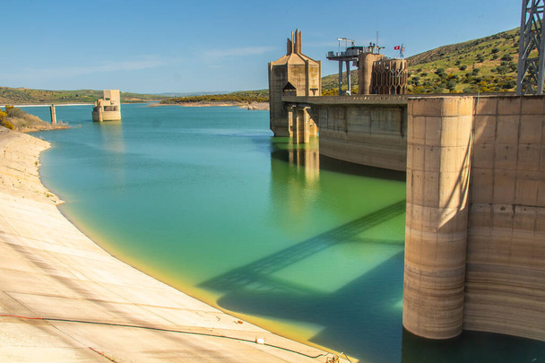 Sidi Salem Barajı, Beja, Tunus 'taki etkileyici su yönetim sistemi. Kuzey Afrika - Fotoğraf, Görsel