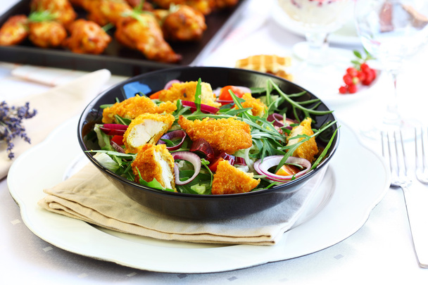 Körili tavuk şeritler ile gurme salata - Fotoğraf, Görsel