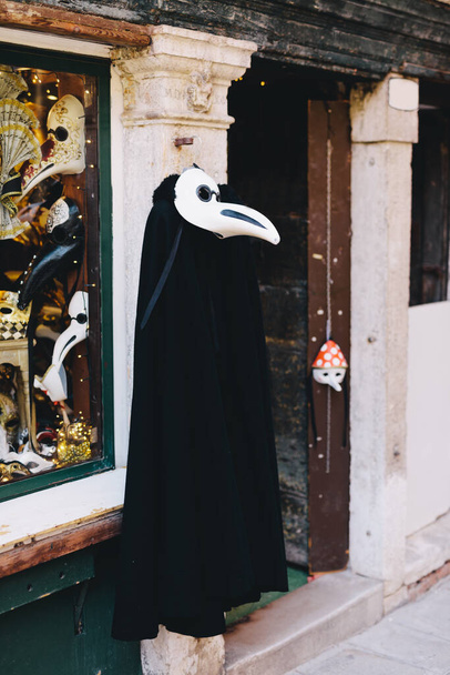 Venetiaanse carnaval kostuum met snavel masker in Venetië, Italië. Traditionele vermomming - Foto, afbeelding