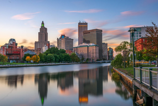 Providence, Rhode Island, USA Innenstadt Stadtbild von oben über dem Providence River gesehen. - Foto, Bild