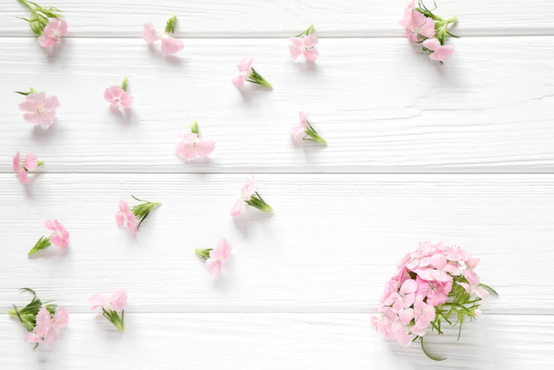 Маленькие розовые цветы на белом деревенском фоне - Фото, изображение