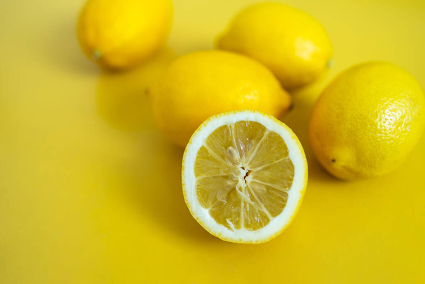 Vista dall'alto di limone fresco su sfondo giallo. - Foto, immagini