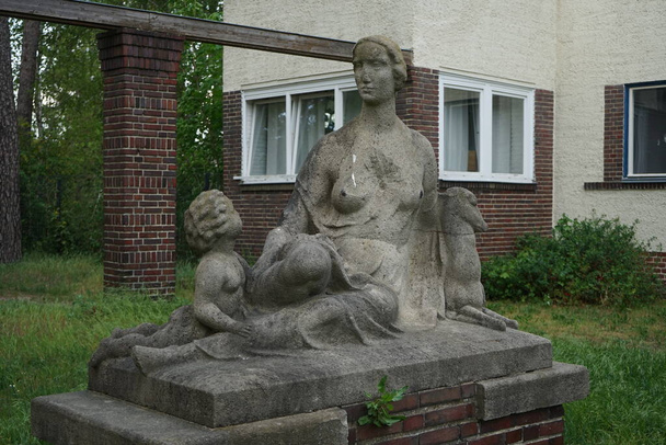 Skulptur einer ruhenden Mutter. Willy Ernst Schade, 1929. Mittelheide, 12555 Berlin, Deutschland  - Foto, Bild