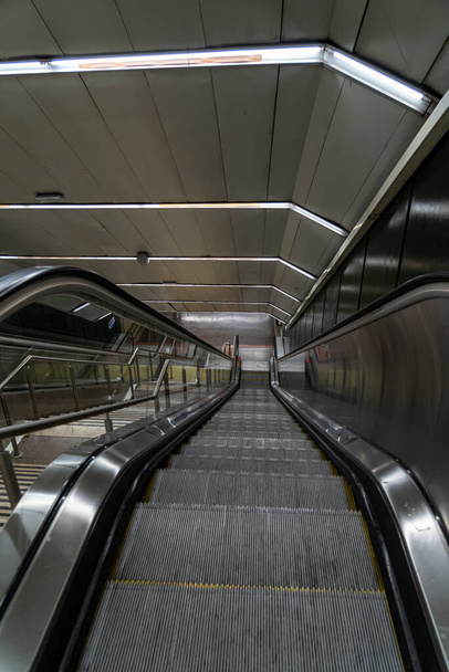 15 марта 2023 года. Мадрид, Испания. Входная лестница на 9-ю линию Мадридского метро на станции Конча Эспина. - Фото, изображение