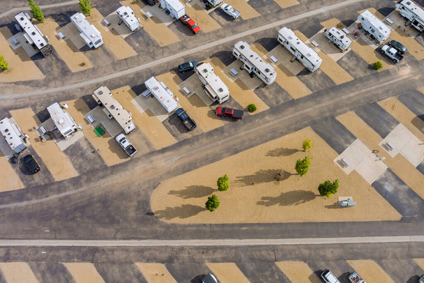 Een luchtfoto van park waar recreatieve voertuigen staan geparkeerd en campers op vakantie zijn - Foto, afbeelding