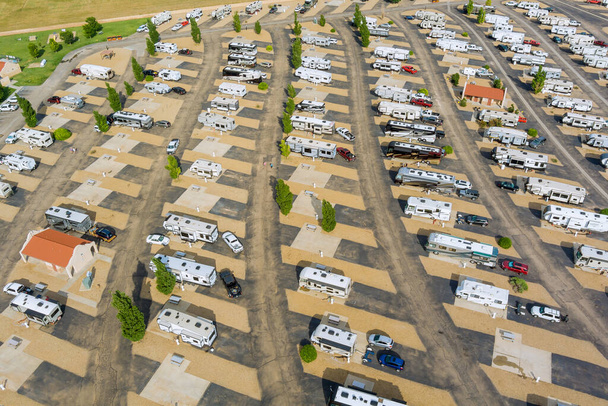 Splendida vista aerea dei rimorchi RV vacanza nel campeggio dove i veicoli ricreativi possono essere parcheggiati - Foto, immagini