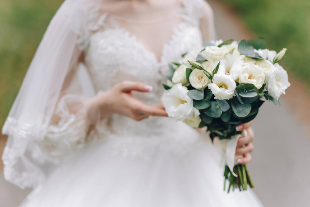 Beautiful Bride Holding Her Bouquet: A Captivating Wedding Moment. High quality photo - Φωτογραφία, εικόνα