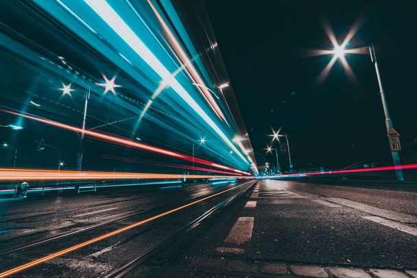 strada della città di notte con veicoli sentieri leggeri - Foto, immagini