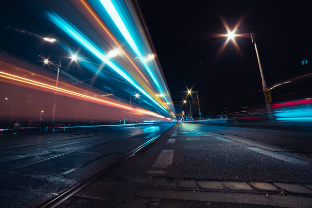 Stadtstraße bei Nacht mit Fahrzeugen Lichtspuren - Foto, Bild