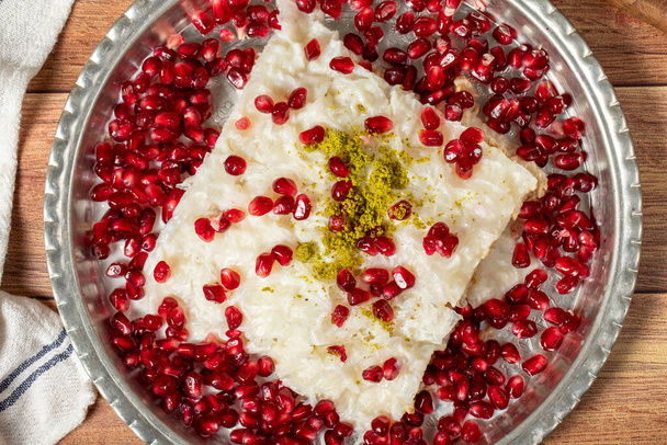 Dolce Gullac. Dolce lattiginoso fatto apposta per il mese di Ramadan. Cucina tradizionale turca prelibatezze. dessert al gullac su un piatto di rame. Vista dall'alto - Foto, immagini