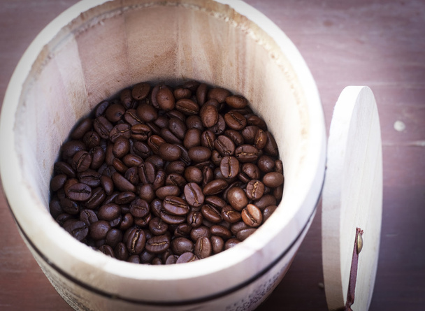 grains de café dans un bol en bois - Photo, image