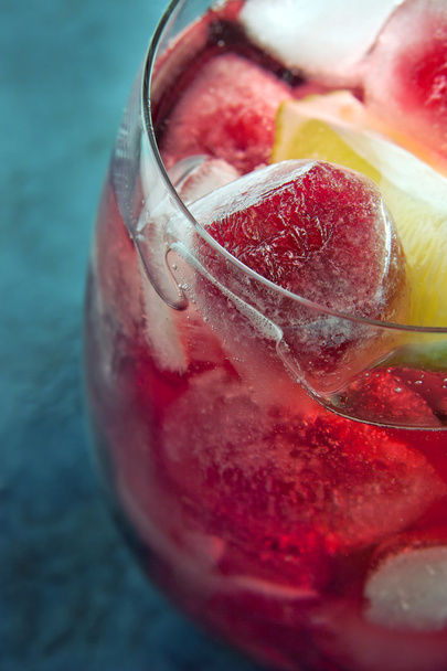 Suco de cereja com limão e gelo no copo
 - Foto, Imagem