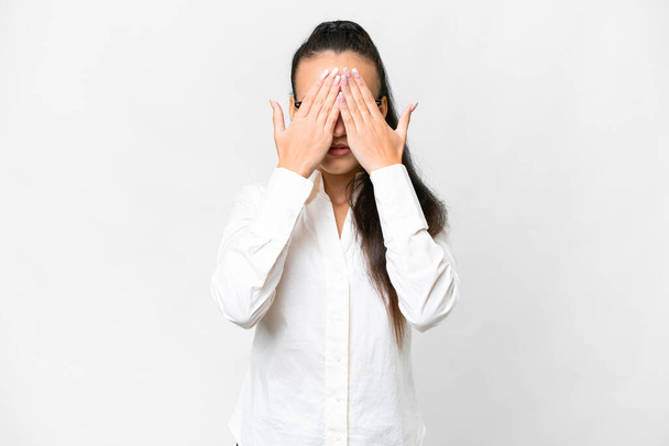 Mujer árabe joven sobre fondo blanco aislado cubriendo los ojos con las manos - Foto, imagen
