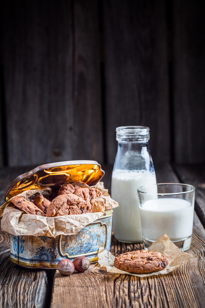 Sweet hazelnut cookies and milk - Foto, afbeelding
