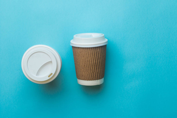 2 paper coffees cup and lid on a blue background - Foto, Bild