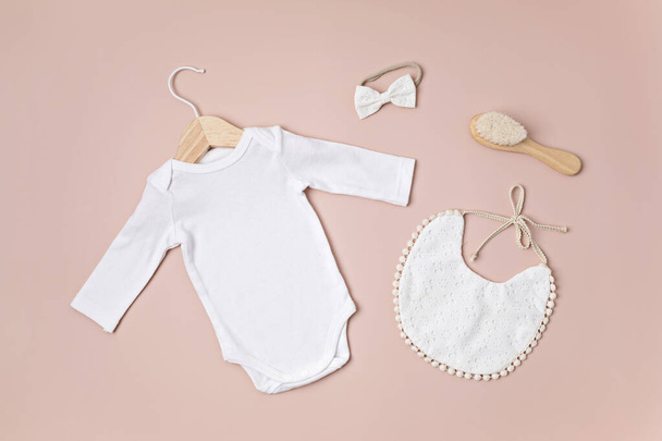 Çevre dostu bebek aksesuarlarıyla organik pamuktan yapılmış beyaz bebek tulumu. Marka, logo ve reklam için tulum şablonu. Düz yatış, üst görünüm - Fotoğraf, Görsel