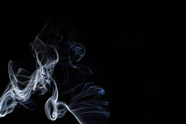 Una forma astratta di fumo bianco da incenso con uno sfondo nero. - Foto, immagini