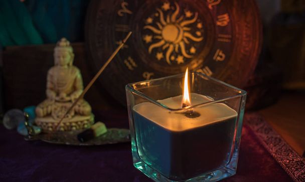 Velas quemadas en el altar, ilustración esotérica, energía negativa limpia, escena astrológica - Foto, imagen