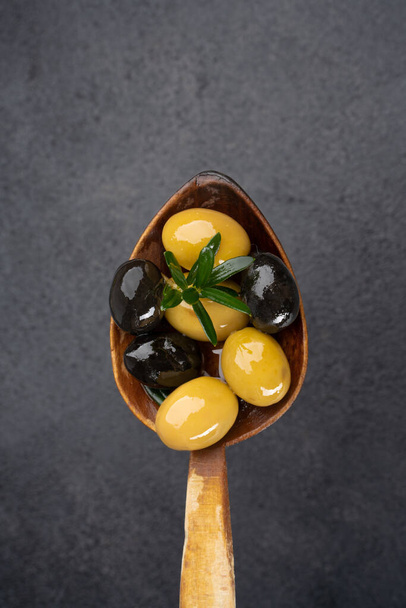Aceitunas deliciosas y maduras en la cuchara - Foto, Imagen