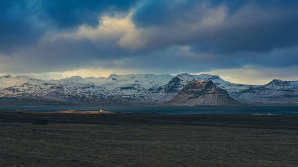 Kirkjufell, Grundanfiour, IJsland in een koude marsdag - Foto, afbeelding