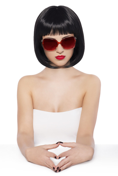 Jeune femme aux lunettes de soleil rouges
. - Photo, image