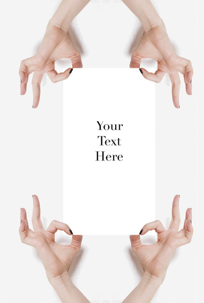 Cuatro manos sosteniendo tarjeta divertida vertical
 - Foto, imagen