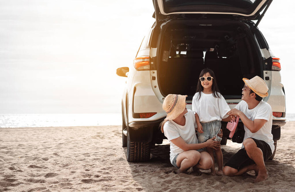 Family travel car road trip concept. summer vacation in car in the sunset, Dad, mom and daughter happy traveling enjoy and relaxation together driving in holidays, people,lifestyle with transportation - Foto, immagini