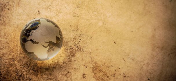 Monde globe cristal verre sur fond vintage - Photo, image