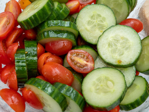 Salatalık ve domates doğranmış. Salatalık ve domatesli salata. yakın plan. - Fotoğraf, Görsel