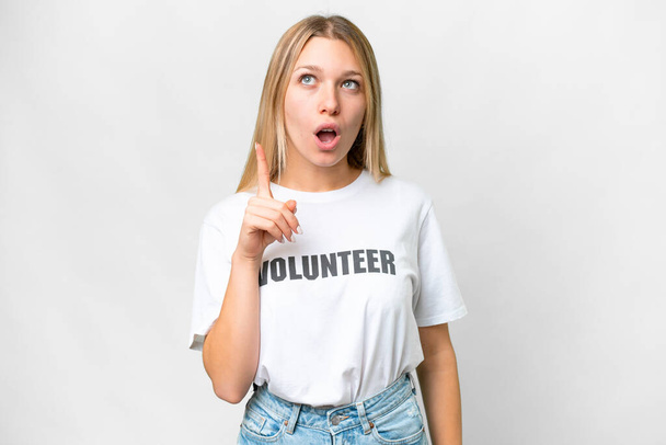 Genç gönüllü bir kadın izole edilmiş beyaz bir arka plan düşünüyor. - Fotoğraf, Görsel